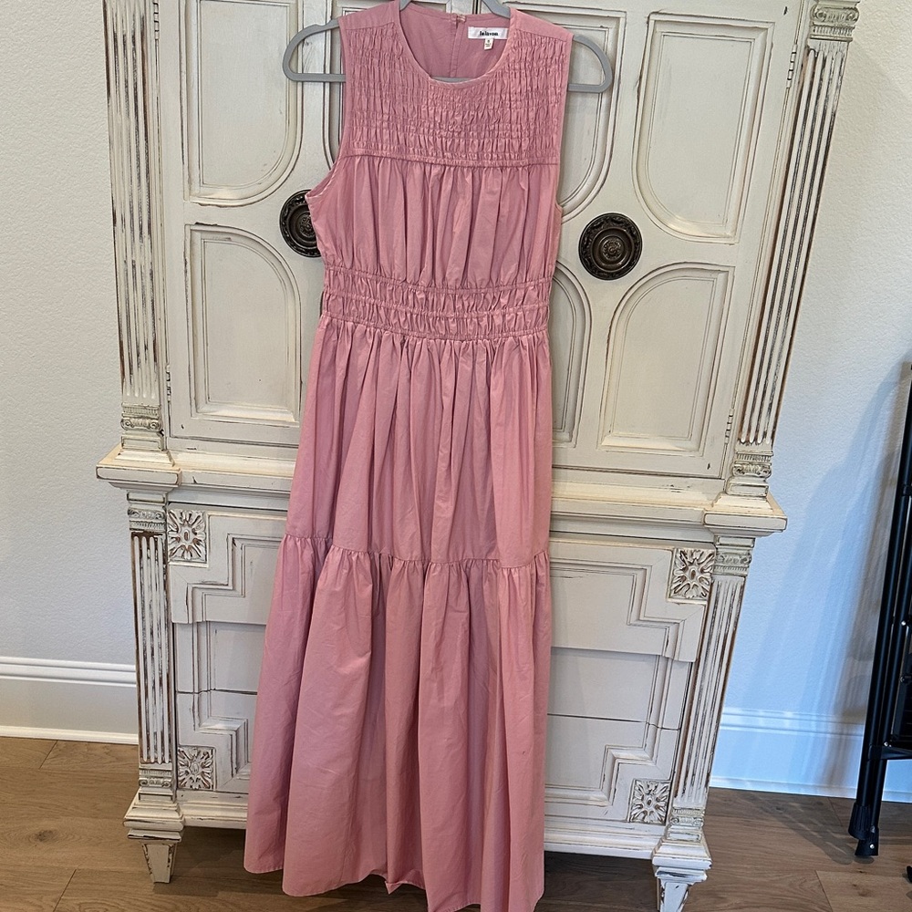 Lalavon Sleeveless Smocked Midi Dress in Dusty Rose. Size small.